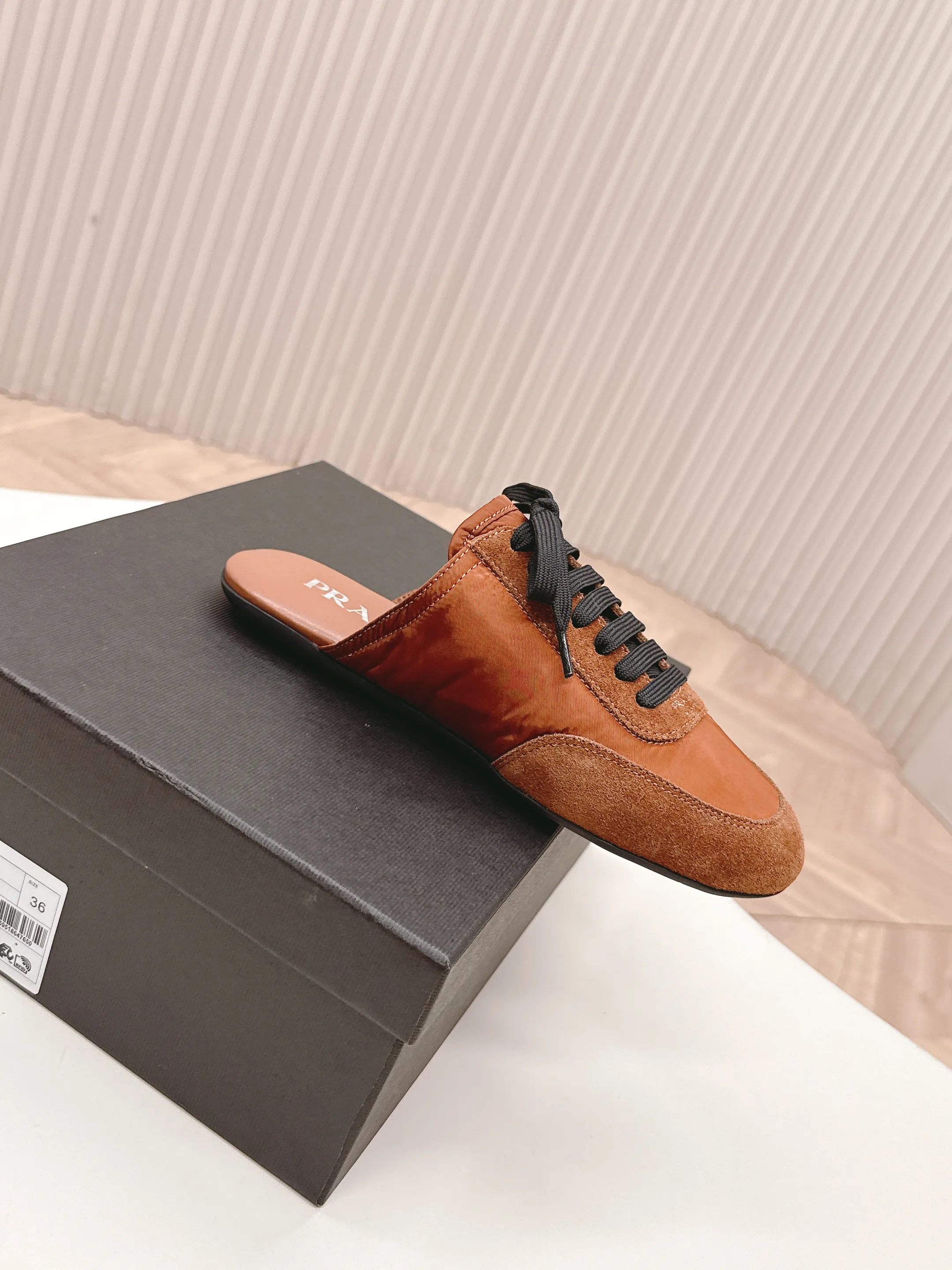 👟👟Ex-factory price 480👟👟 New color half-flop Prada Collapse regenerated nylon and suede leather stretch half-flop 2025 spring and summer latest catwalk style Forrest Gump slippers Fashion item thin casual slippers This ultra-light sports shoe is made of regenerated nylon and suede leather to create a three-dimensional shoe shape. The mixed materials highlight Prada's sports style and exquisite craftsmanship soul. The flat bottom design and elastic side cuffs make it easy to put on and take off with ease. The upper is decorated with a screen-printed logo ● Thin rubber sole · Removable leather insole upper, a casual shoe that is light, easy to wear and practical, with an original molded rubber outsole! Encounter a variety of colors combined with Forrest Gump shapes and iconic details such as Prada regenerated nylon to interpret a new style. Size: Women’s size. 35～39# 40.41